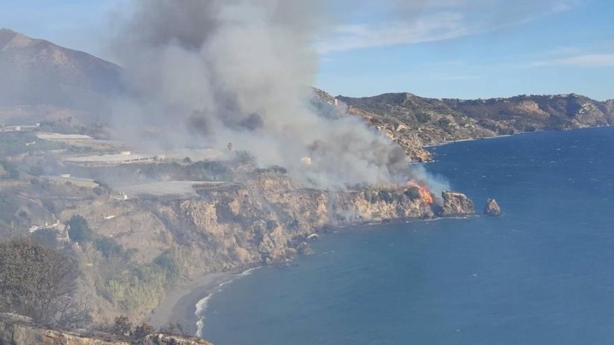 Controlado en Maro el incendio forestal que obligó a cortar la N-340