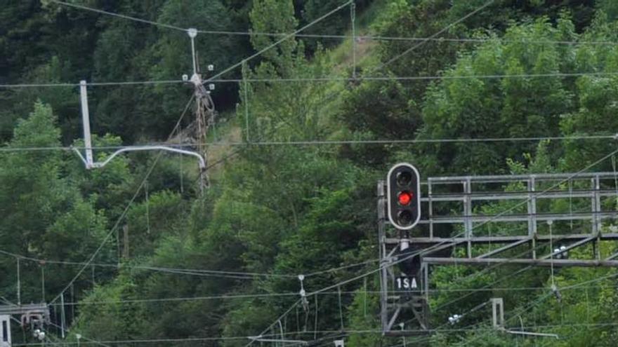 Un tren Alvia, circulando por el puerto de Pajares.