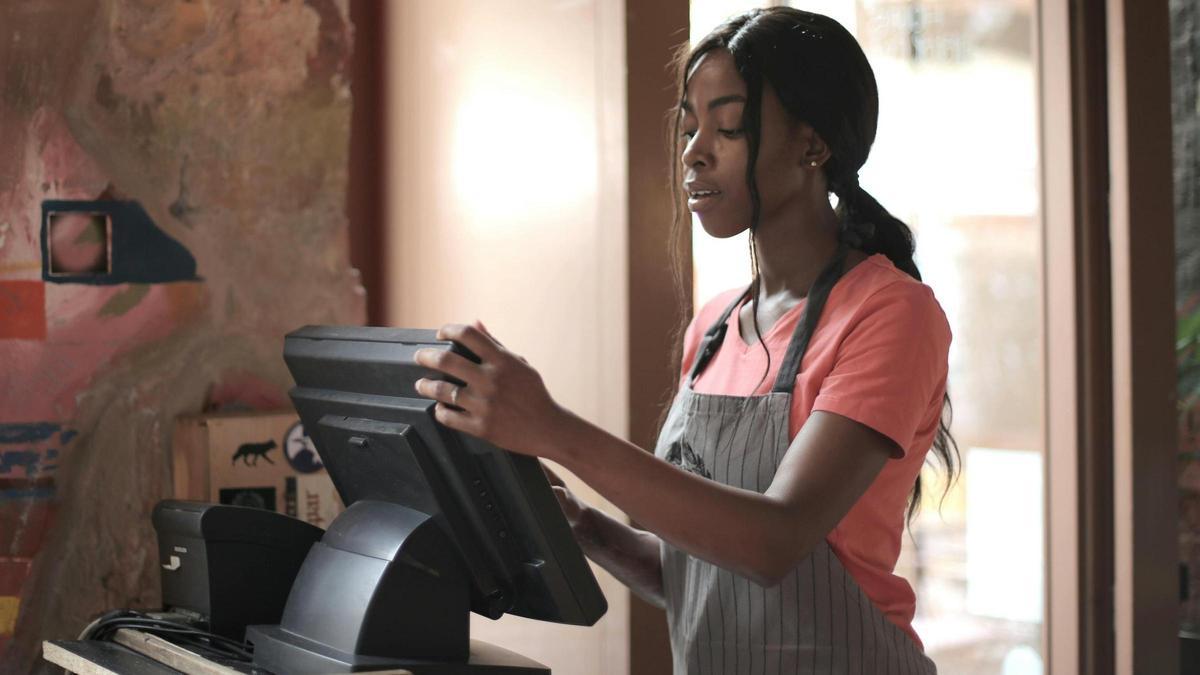 Mujer que trabaja de dependienta en una tienda.