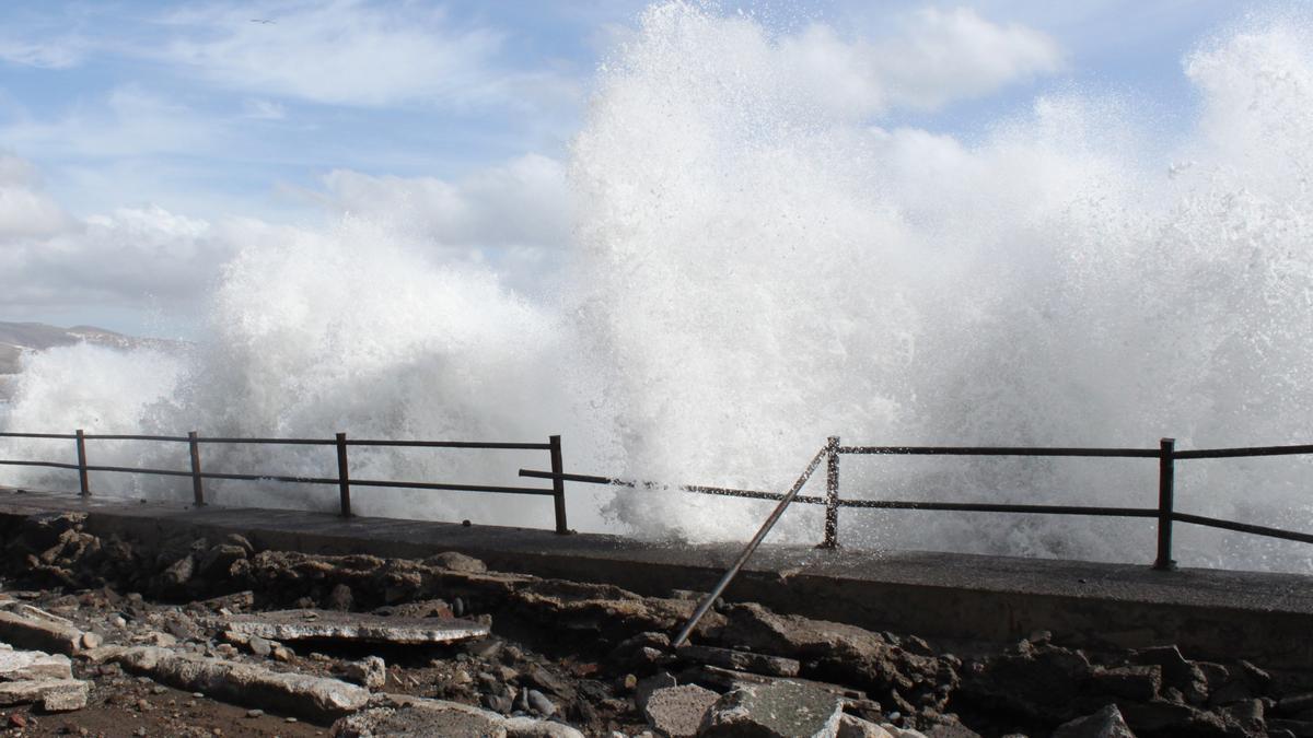 Destrozos provocados por el fuerte oleaje en las costas de Canarias
