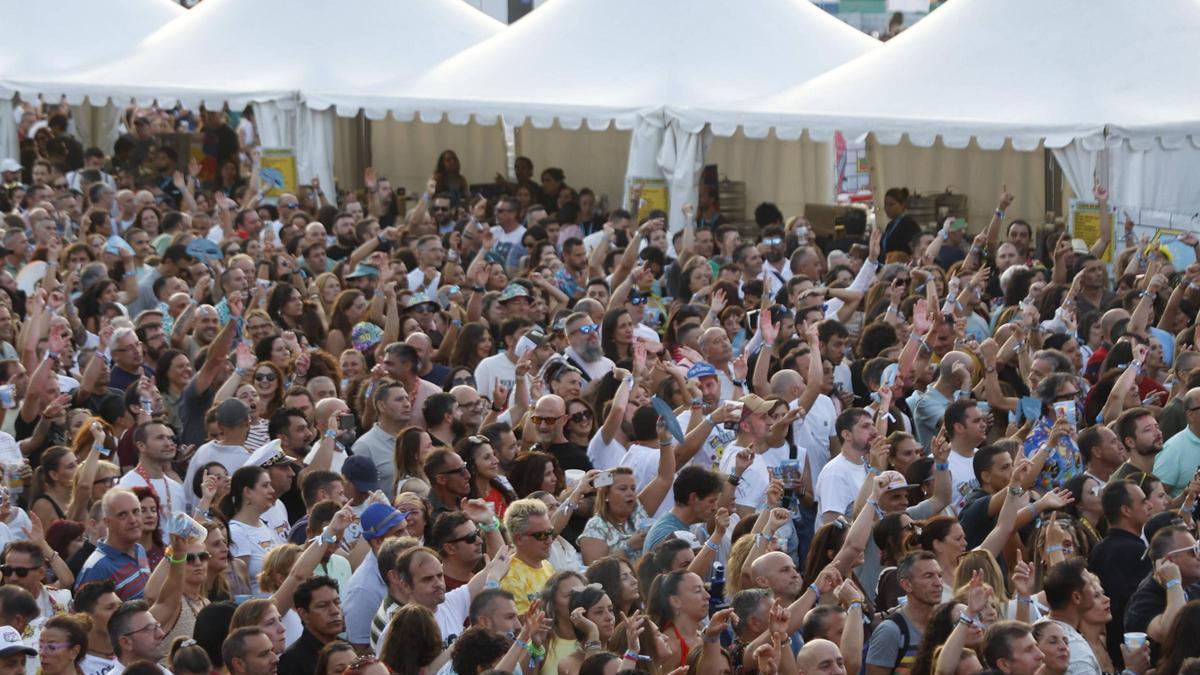 Asistentes a uno de los conciertos del fin de semana en el parque de los Hermanos Castro.