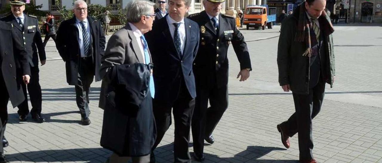 Cosidó pasea por Pontevedra acompañado de Antonio Coello y otros responsables policiales. // R. Vázquez