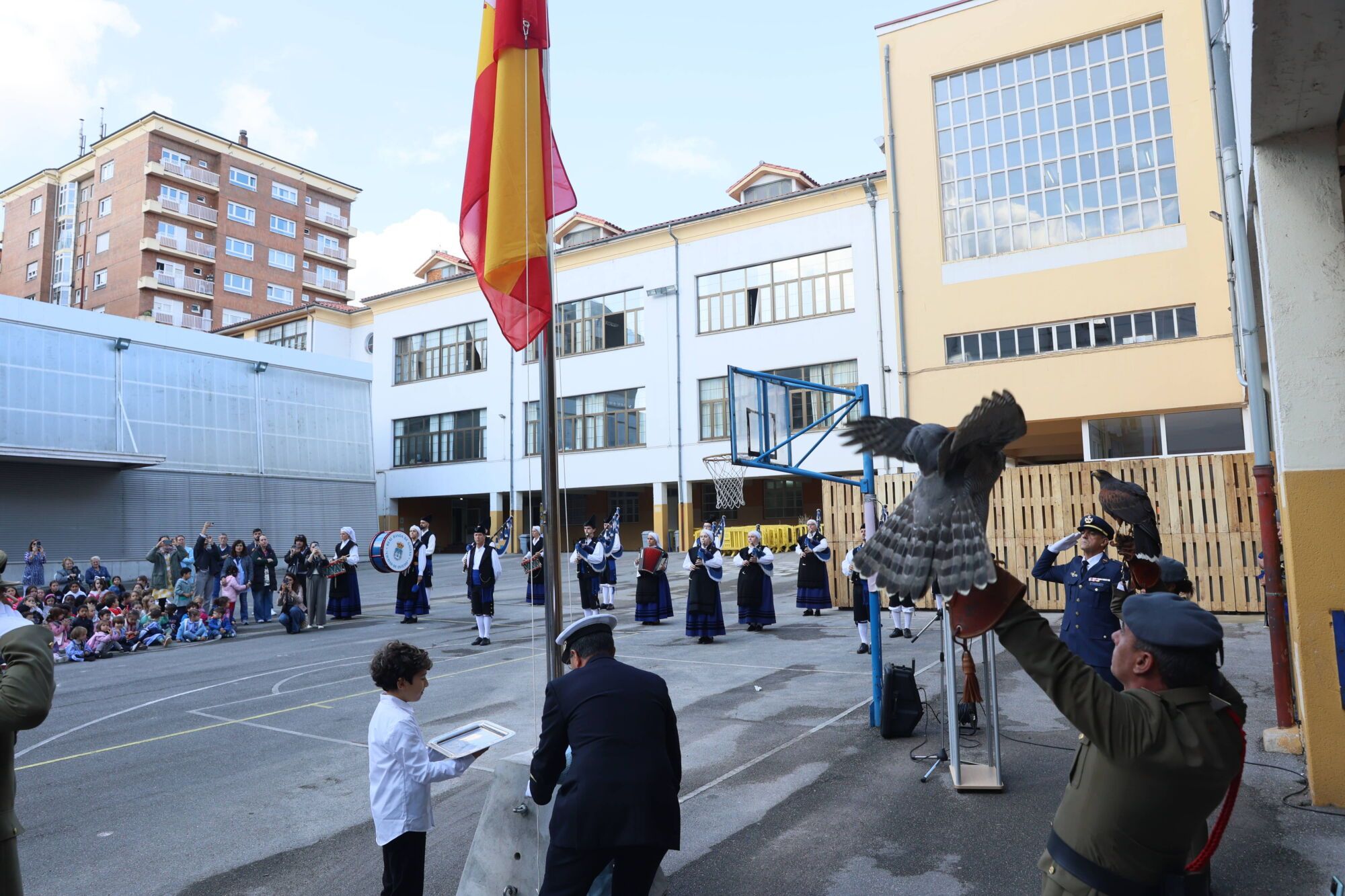 Escuelas Blancas. Acto de izado de la bandera con asistencia del delegado de Defensa y representantes de la Guardia Civil, la Policía Nacional y la Municipal, entre otros