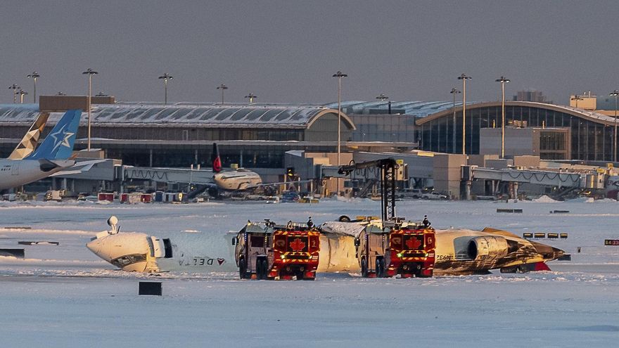 Una potente ráfaga de viento provoca el vuelco de un avión cuando aterrizaba en el aeropuerto de Toronto