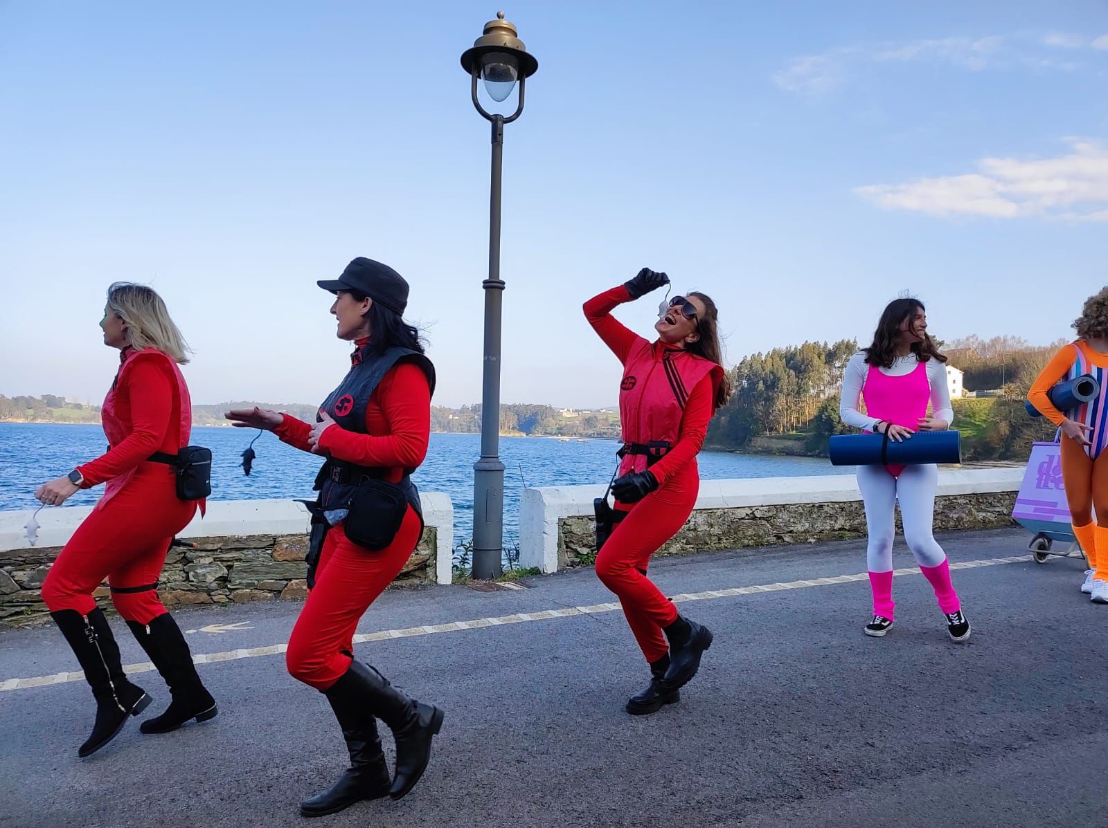 Castropol luce su carnaval, que pone final a la fiesta de las máscaras en el Occidente