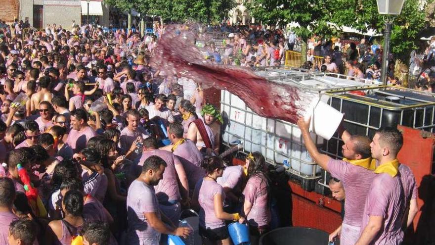 Toresanos disfrutan de la última edición de &quot;Toro en su tinta&quot; en la plaza de la Glorieta.