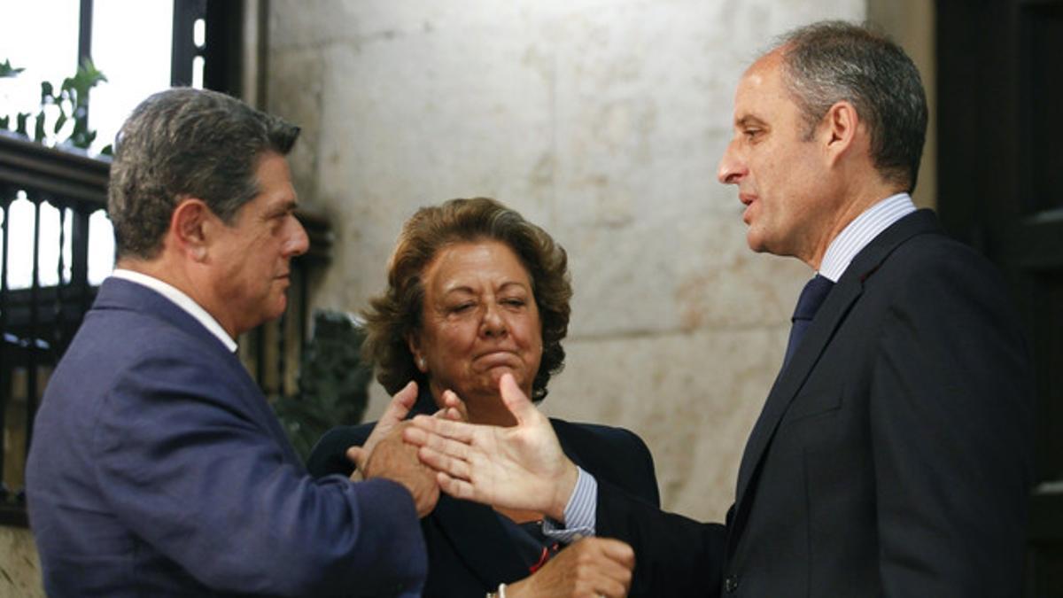 Camps conversa con la alcaldesa de Valencia, Rita Barberà, y el coordinador de Justicia del PP, Federico Trillo, en el Palau de la Generalitat valenciana