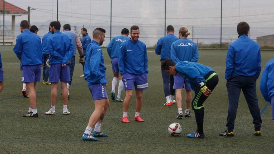 Los jugadores del Real Avilés, en un entrenamiento en Miranda.