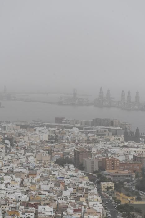 24-02-20 LAS PALMAS DE GRAN CANARIA. DIFERNETES LUGARES. LAS PALMAS DE GRAN CANARIA. METEOROLOGIA. Calima.    Fotos: Juan Castro.