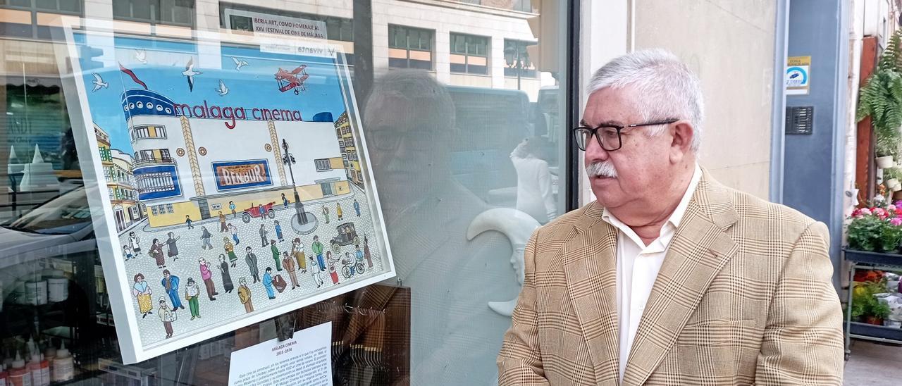 Diego Ceano, junto a su cuadro del desaparecido Málaga Cinema, en la plaza de Uncibay.