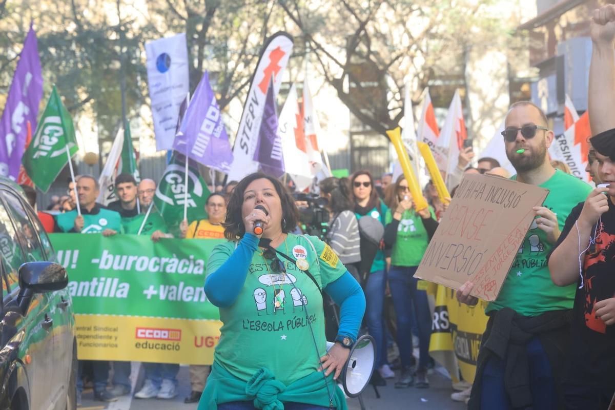 Los profesores se concentran en Alicante para reclamar mejoras en la educación pública