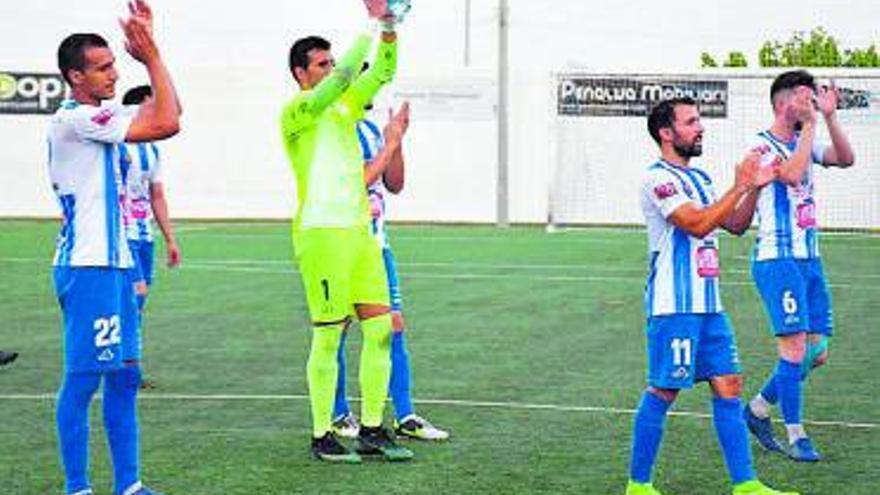 Jugadores del Crevillente Deportivo aplaudiendo a su afición. | CREVILLENTE DEPORTIVO