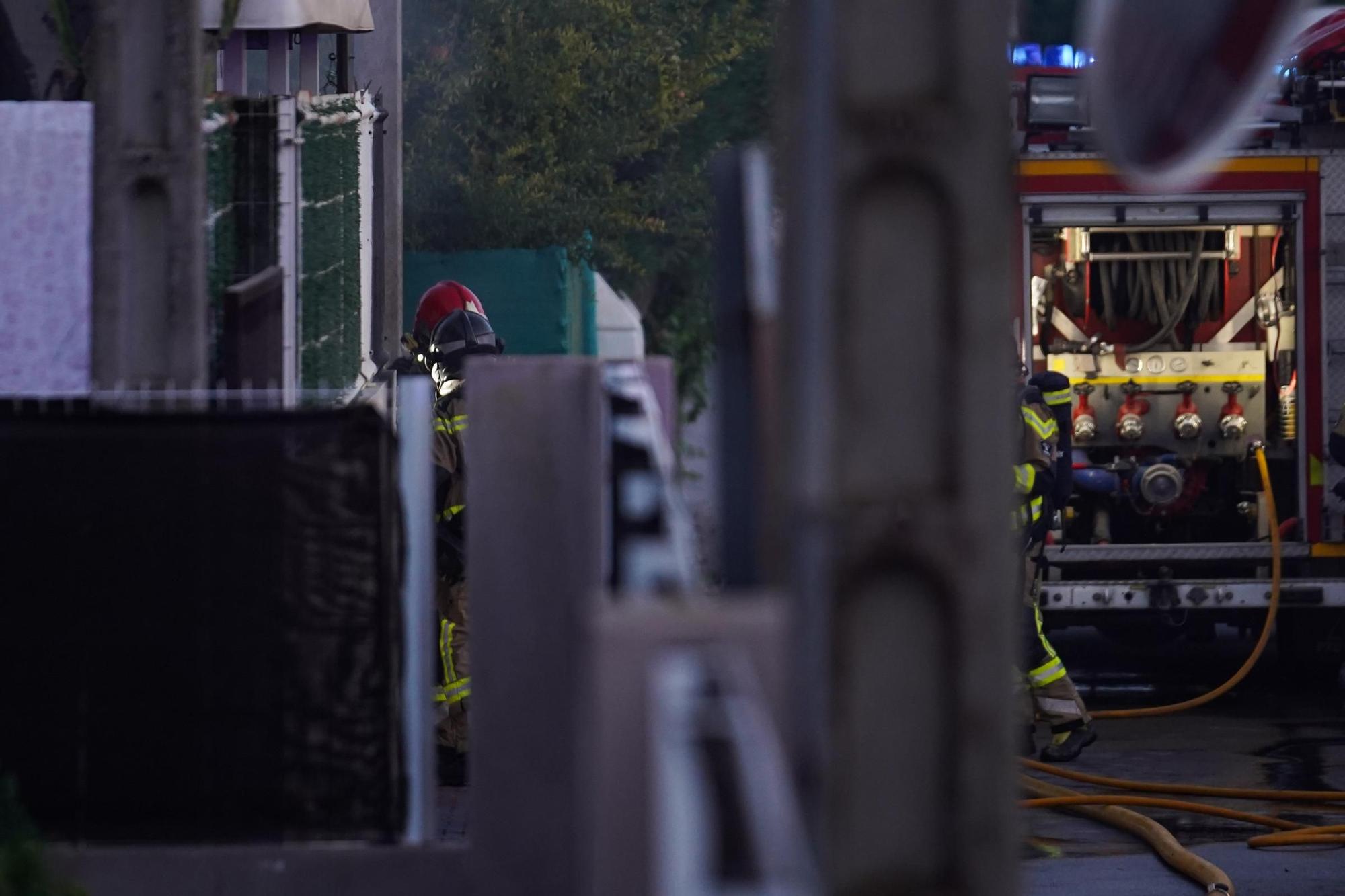 Todas las imágenes del incendio de un garaje lleno de motos en Puis d'en Valls