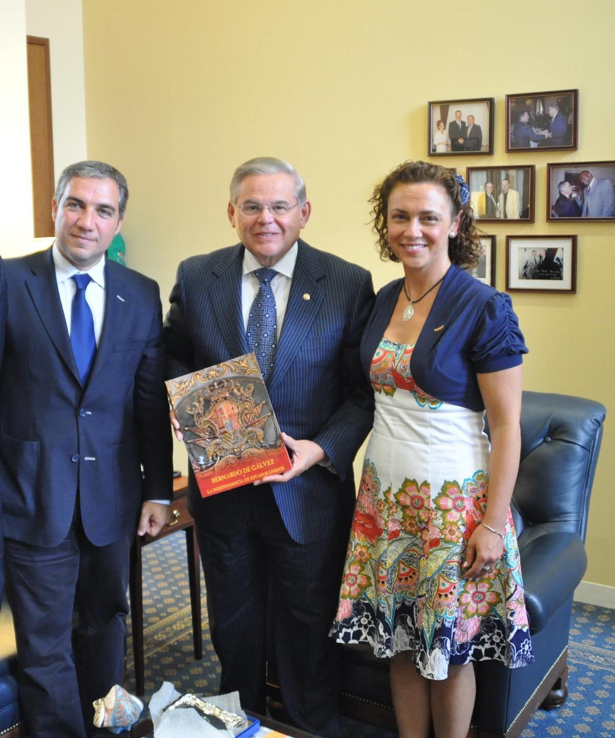 Elías Bendodo, Robert Menéndez y Teresa Valcarce.