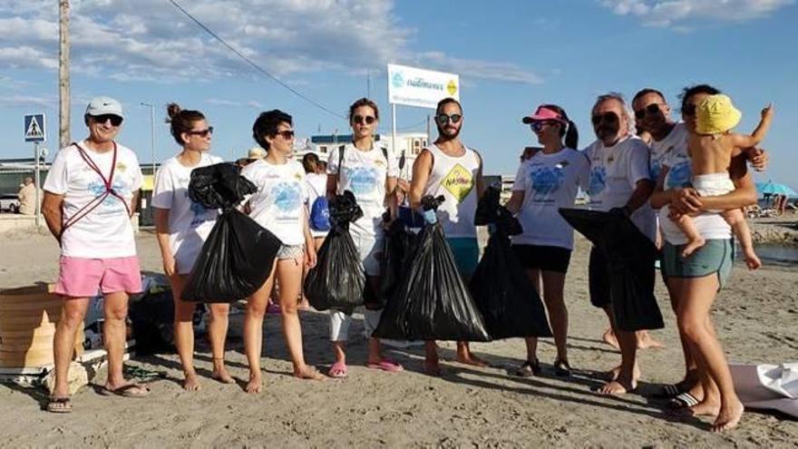 El colectivo ecologista recoge bolsas de basura llenas de residuos.