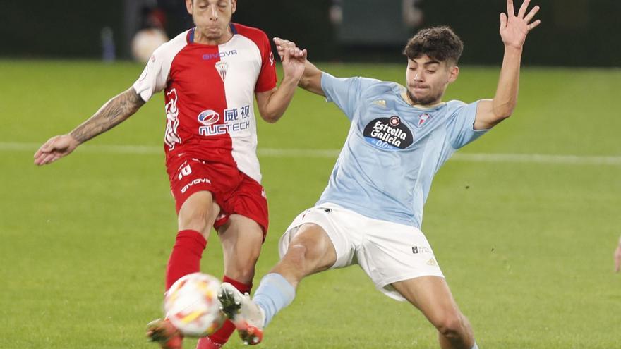 Tincho Conde disputa el balón a un jugador del Algeciras en el partido de la primera vuelta celebrado en Balaídos. // RICARDO GROBAS