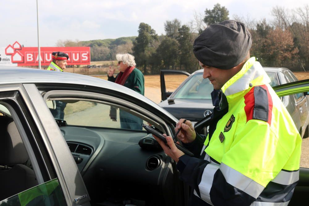 La patrulla del vehicle espiell sancionant un conductor que no duia el cinturó cordat a l'alçada del polígon de l'Avellaneda de Girona