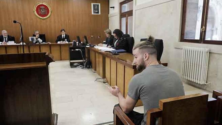 El joven condenado por violar a su pareja, durante el juicio.