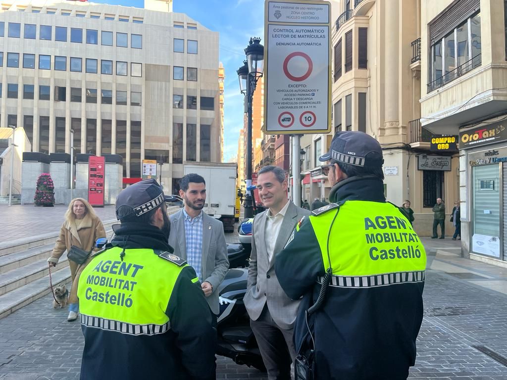 Ramírez y Ortolá, junto a dos Agentes de Movilidad Urbana de Castelló.
