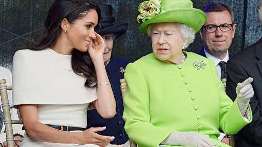 Meghan Markle, ayer, junto a la reina Isabel II. // Reuters