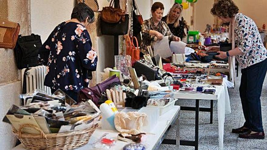 Mercadillo instalado en el claustro del Colegio Universitario en una edición anterior.