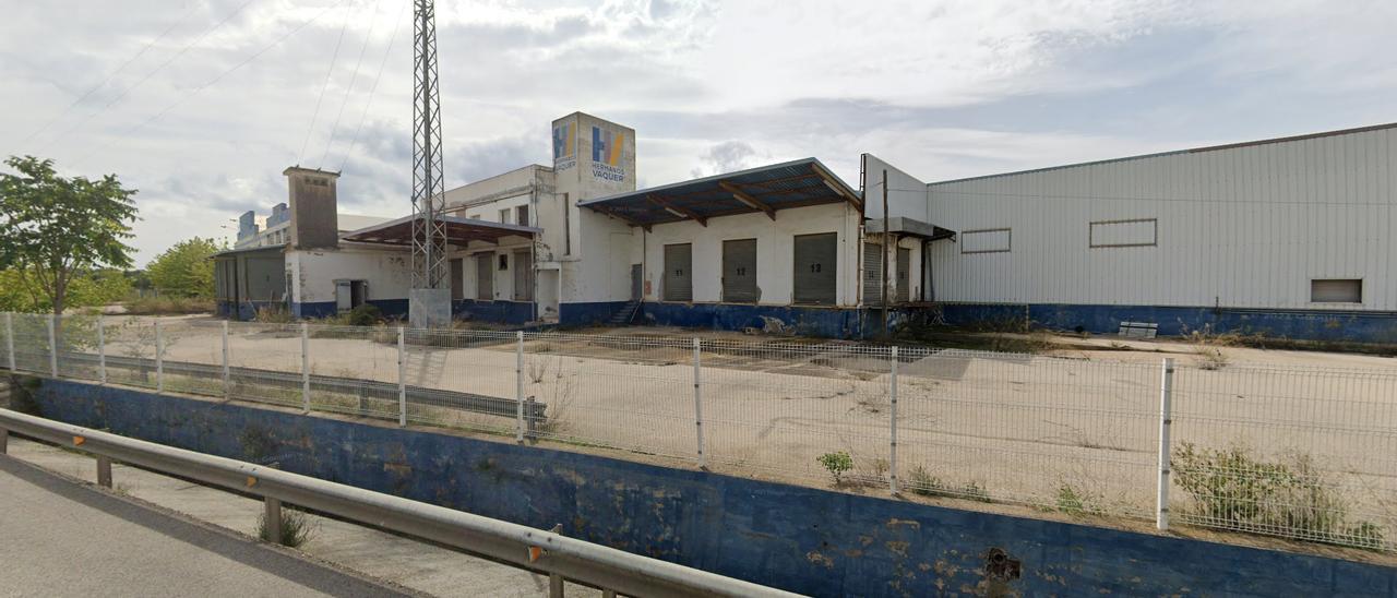 La antigua fábrica de los Hermanos Vaquer, en Sant Mateu, acogerá el primer centro logístico de Aluminios Barcelona en Castellón.