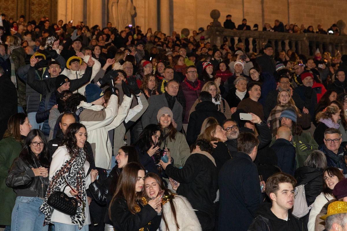 Les imatges de les campanades a la plaça de la Catedral