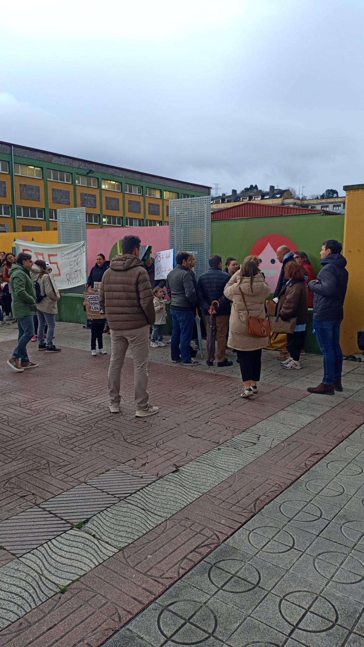 Así fue la concentración de protesta en el colegio Eulalia Álvarez