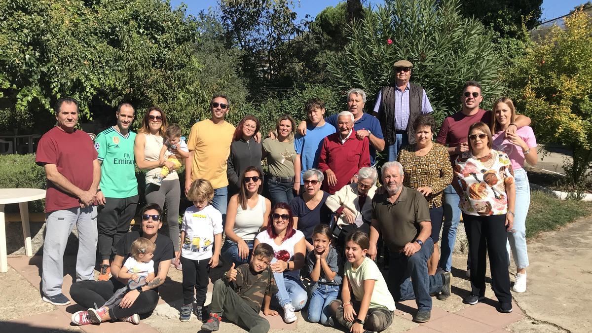 La familia Ruiz Guerra, con el abuelo de 97 años, celebra con cuatro generaciones San Rafael.