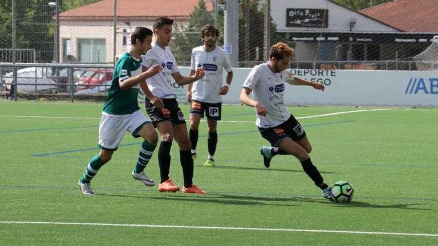 Un momento del partido entre el Ourense CF y Coruxo. // Jesús Regal