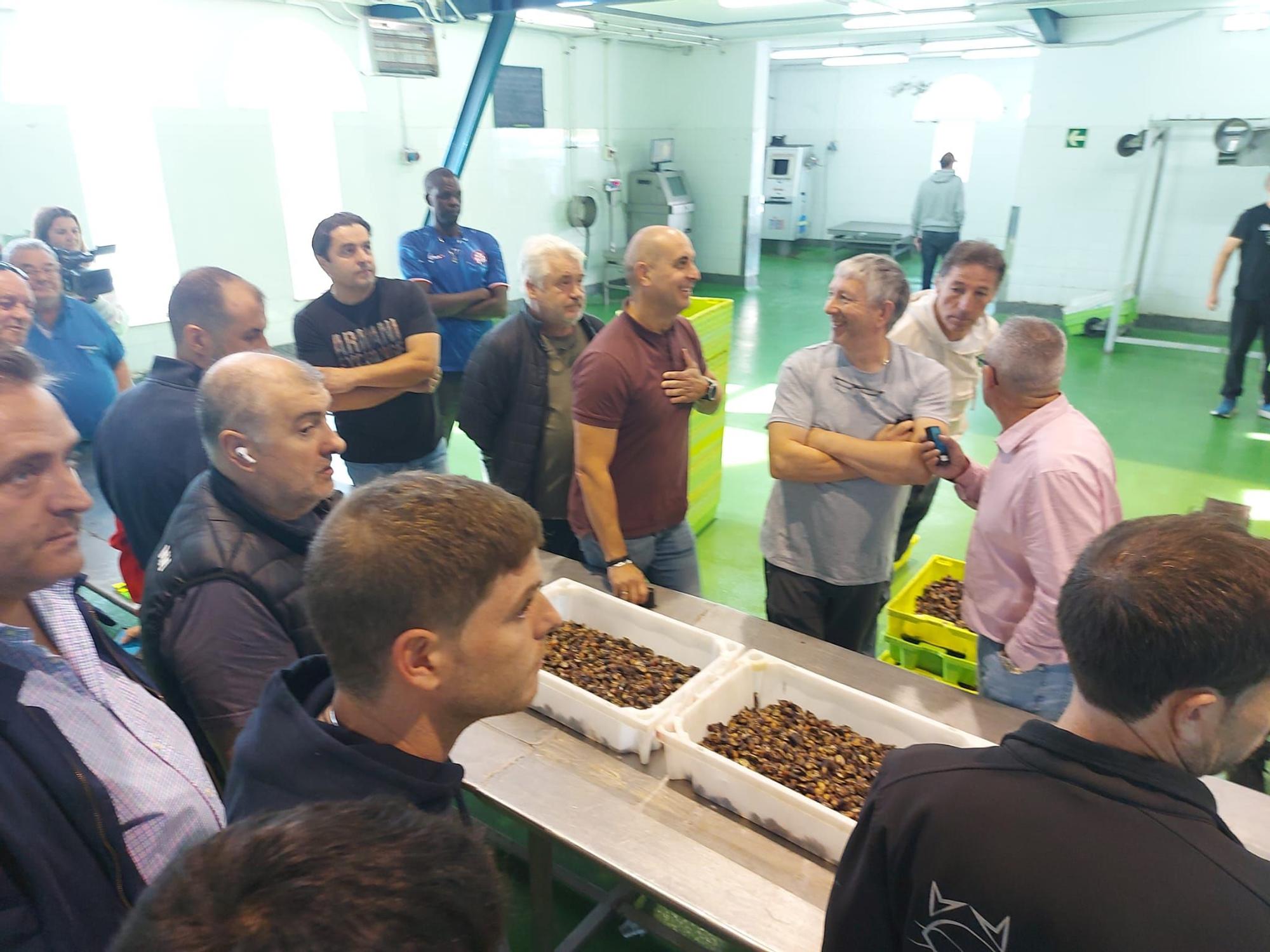 En imágenes: La primera subasta de percebe de la temporada en la rula de Puerto de Vega