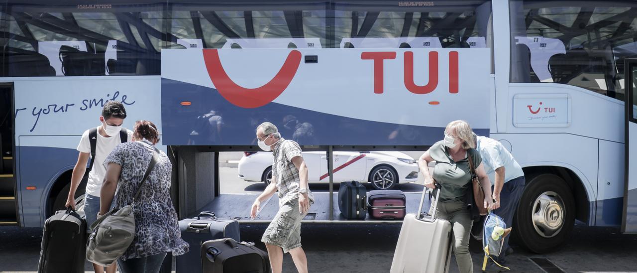 Clientes de TUI en el aeropuerto de Palma.