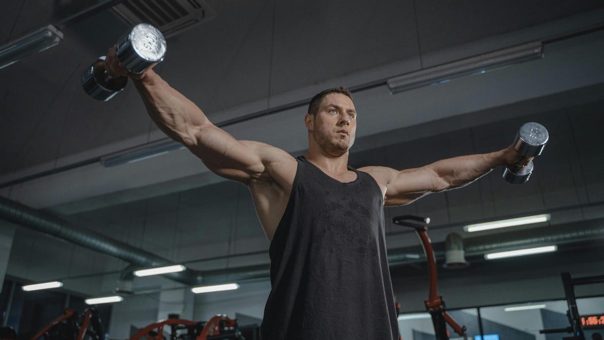 Elevaciones laterales con mancuernas