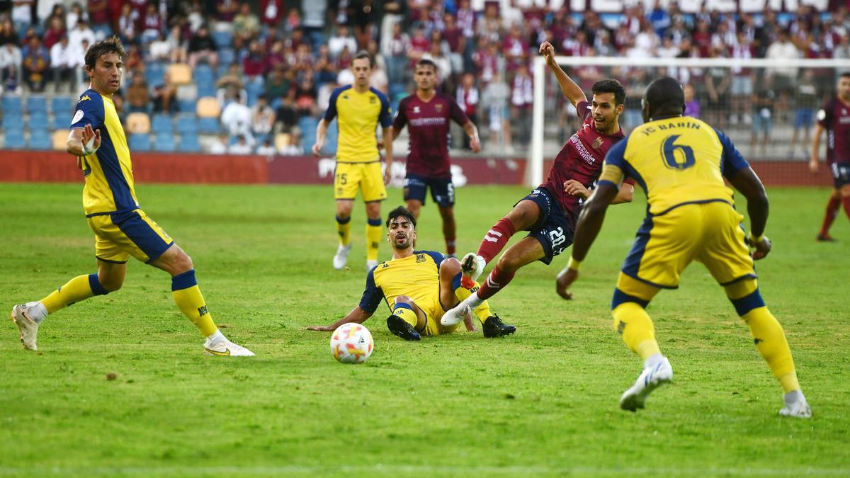 Borja Domínguez remata un balón en el partido en Pasarón contra el Alcorcón.