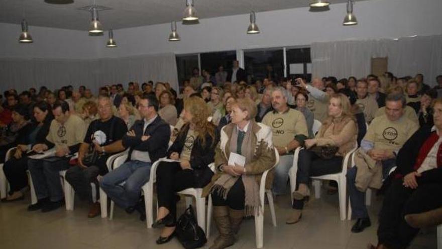 Miembros de la asociación de vecinos, durante una reunión celebrada el pasado año 2013.