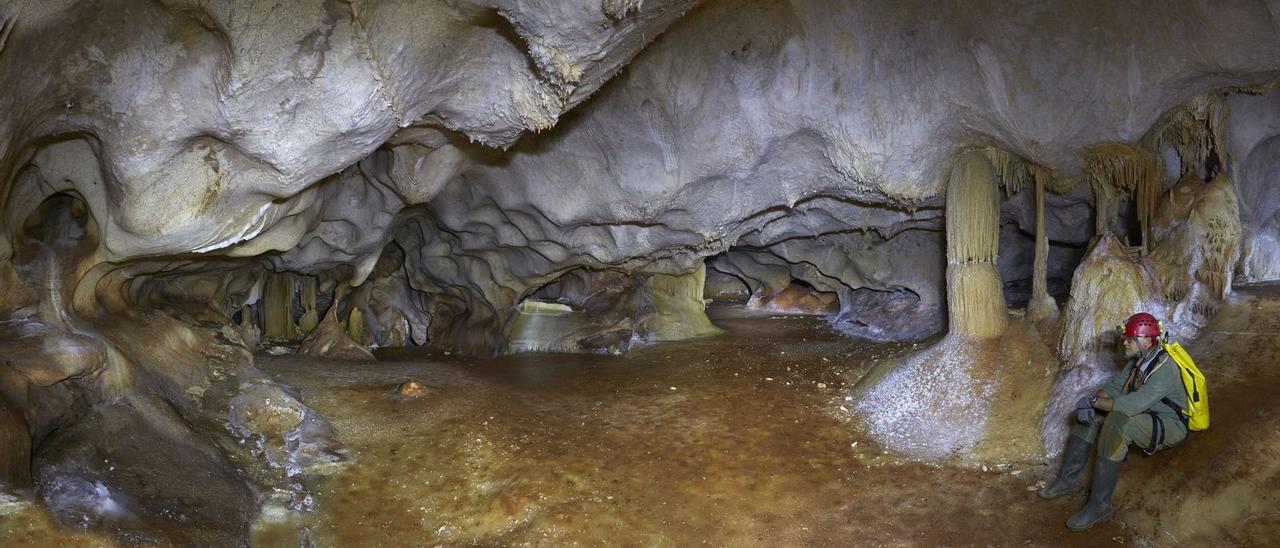 Vista panorámica de la Sala del Arco en la Cueva de las Estegamitas.