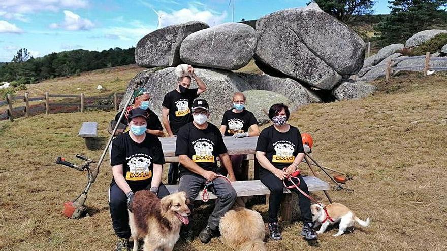 Participantes en la limpieza del Penedo de Aballón.