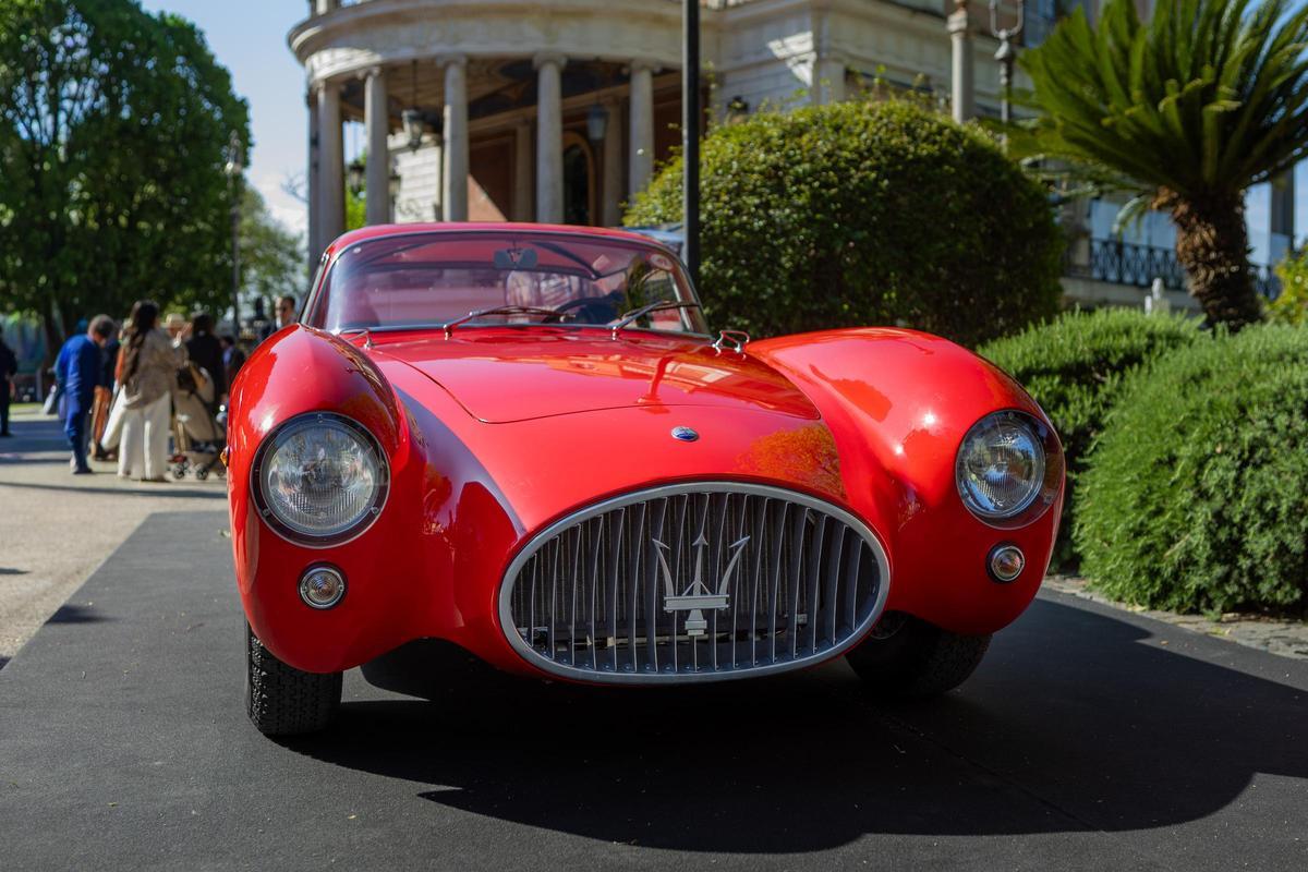 El Maserati A6GCS-53 Berlinetta Pininfarina deslumbra con sus líneas fluidas y deportivas, una de las berlinettas más raras y codiciadas de la posguerra italiana.