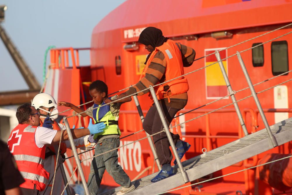 Trasladados a Málaga los ocupantes de una patera rescatada por Salvamento Marítimo