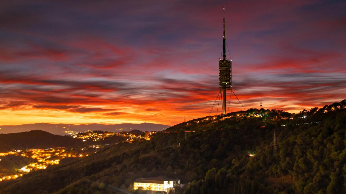 Puesta de sol del sábado 18 de noviembre en Barcelona captada desde el Observatori Fabra.
