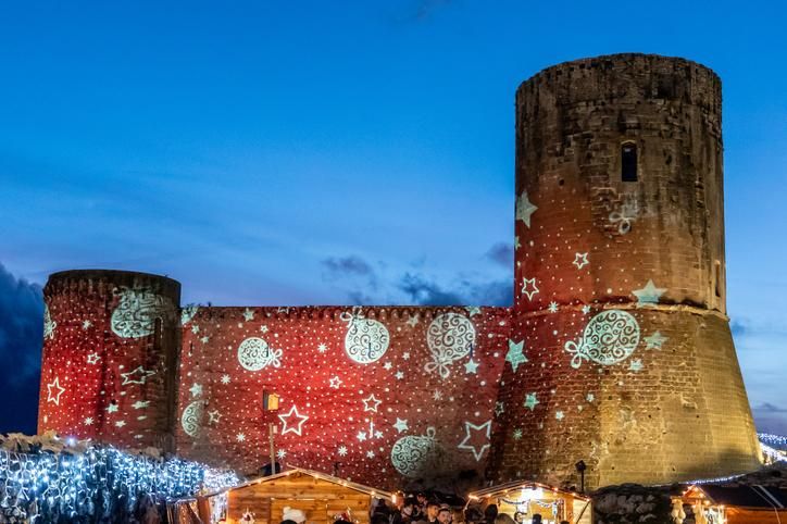 La ciudad se engalana para recibir la Navidad.