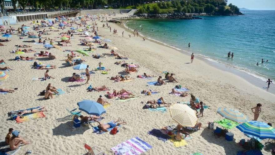 Bañistas en la playa de Portocelo, en la tarde de ayer. // Rafa Vázquez