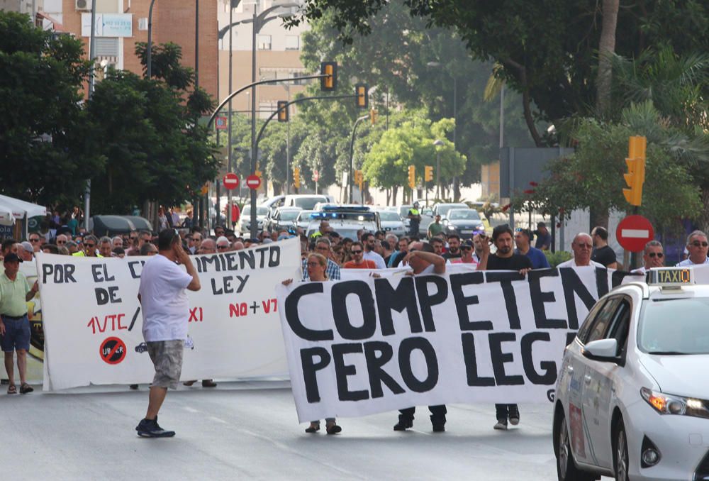 Más de 400 taxis se manifiestan para pedir mayor control de los VTC