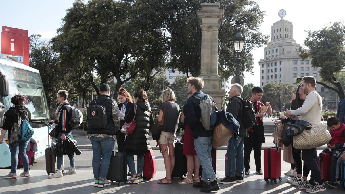 30 04 2019 BARCELONA BARCELONA Turistas maletas pisos turisticos JOAN MATEU PARRA