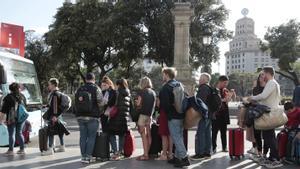 Turistas en la plaza de Catalunya de Barcelona.