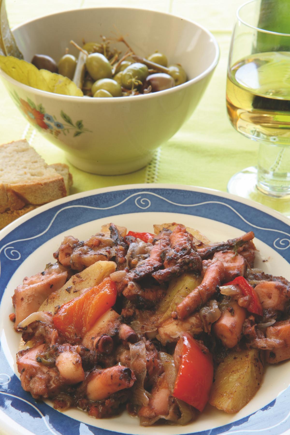 La gastronomia d'Eivissa reflecteix la tradició vinculada al camp i al mar, com en la frita de pop.