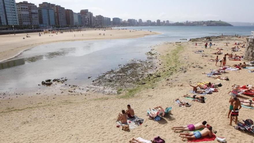 El Ayuntamiento hará un trasvase de arena para garantizar que haya playa seca en el &#039;Tostaderu&#039;