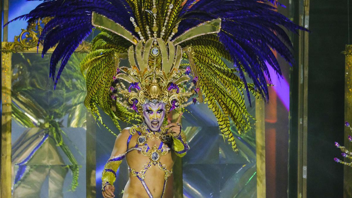 Actuación de drag Armek, ganador de la Gala Drag Queen de 2025