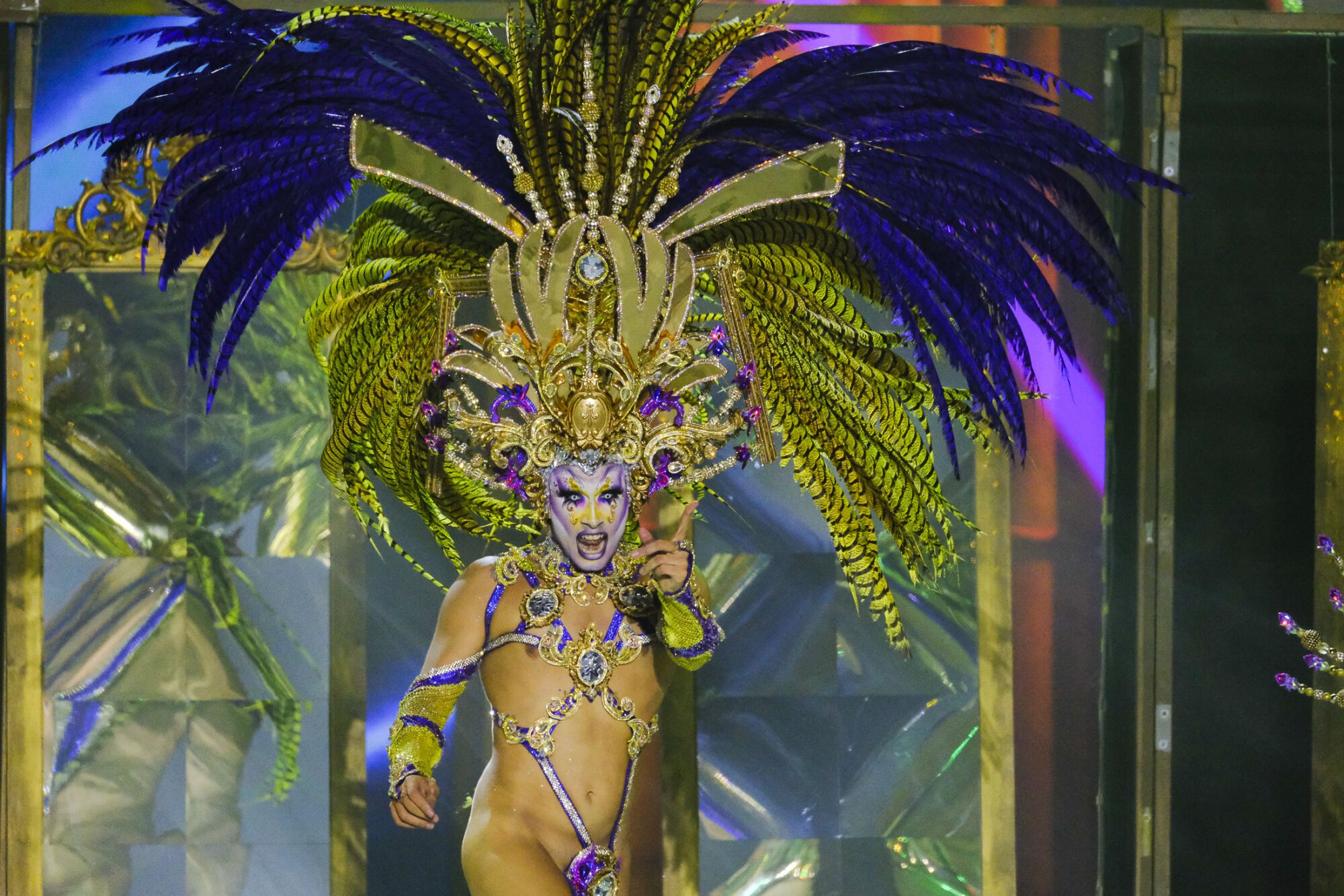 13. Drag Armek (Pedro Llomar Miranda González) Con el patrocinio de Salón Belleza Jared Pascual y con un diseño de Nancy Henríquez González presenta el espectáculo La belleza de lo oculto.