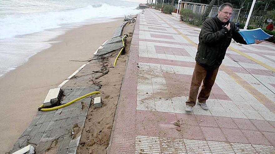 El regidor de Medi Ambient de Blanes, Celestino Lillo, a la zona on la Generalitat preveu l&#039;actuació urgent.